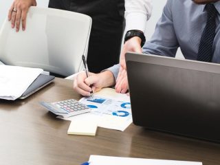 business-sales-meeting_925x